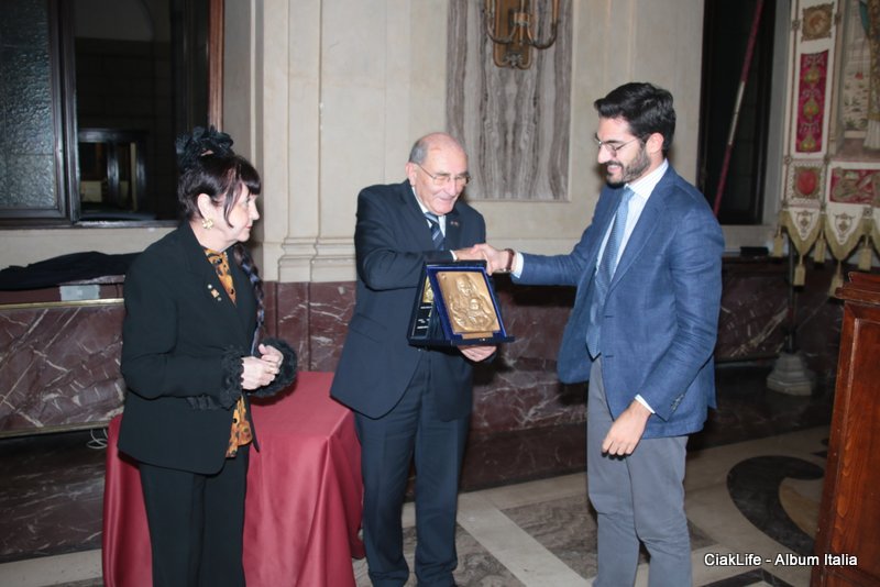 Lâ€™ artista   Eva  Olah  ArrÃ¨,  il Presidente  Ambrogio Locatelli   e  il  giovane  premiato